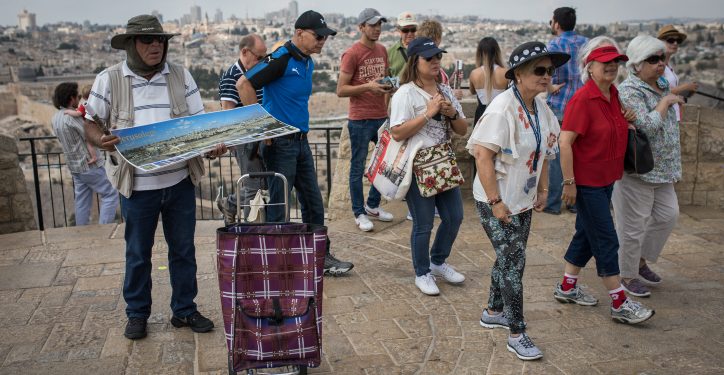 Tourists visit the lookout of the Mount of Olives overlooking the Old city of Jerusalem, on October 11, 2018. Photo by Hadas Parush/Flash90 *** Local Caption *** ?? ??????
?? ????
??????
??????
???? ???
??? ?????
???????