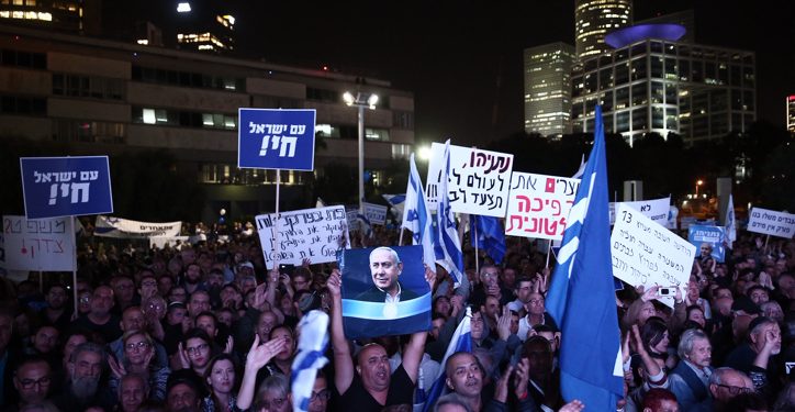 Supporters of Israeli Prime Minister Benjamin Netanyahu hold up signs in support of him, during a rally in Tel Aviv on November 26, 2019. Photo by Miriam Alster/Flash90

  *** Local Caption *** ?????
??? ?????? ?????? ??????
??? ????
?? ????