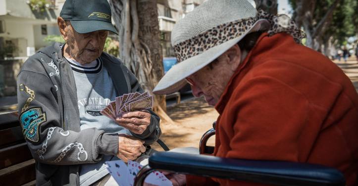 Seniors seen playing card games on a bench on Rothschild Boulevard in Tel Aviv, March 15, 2015. Photo by Danielle Shitrit/Flash90 *** Local Caption *** ?????
???????
??????
??????
?????
????? ???????
?? ????