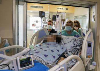 Ichilov Workers wearing masks as they move a patient to a new ward at the Ichilov Hospital in Tel Aviv, March 22, 2020. Photo by Yossi Zamir/Flash90 *** Local Caption *** ??????
?????
?????
??? ?????
?????
?????
???????