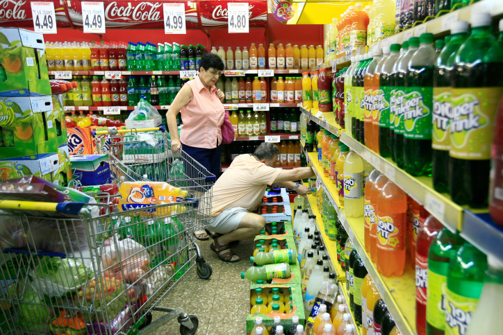 Shoppers purchase fizzy drinks in supermarket, Rami Levi in Talpiot. September 15, 2008. Photo by Nati Shohat/Flash 90. *** Local Caption *** ????
???????
????
 ??? ???
????
????????
?????
