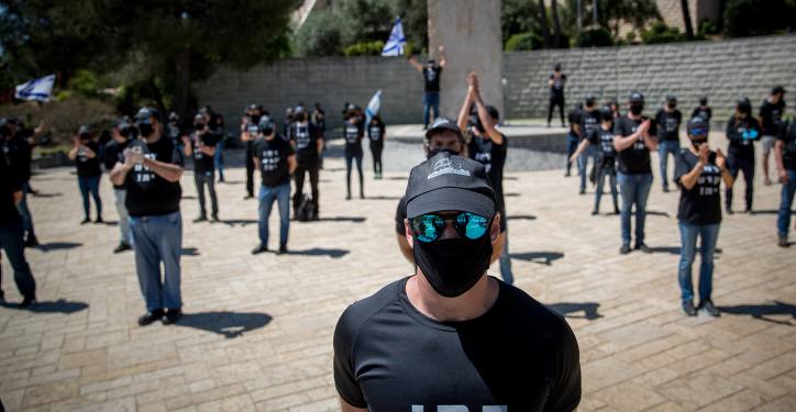 Israelis dressed in black protest against government corruption and for democracy, outside the Supreme Court in Jerusalem on April 30, 2020. Photo by Yonatan Sindel/Flash90 *** Local Caption *** ?????
??? ?????? ?????? ??????
????? ????
?????? ???????
??? ???? ?????