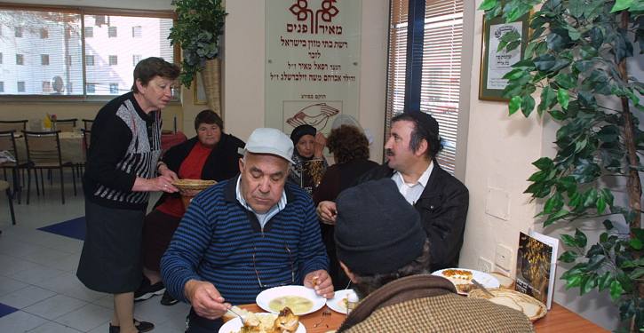 *FILE* Poor people in Jerusalem eat in a soup kitchen where they receive free meals.
Photo by Flash90 *** Local Caption *** ???
?????
????
??? ?????
????
????
???? ????