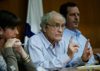 Professor Zeev Sternhell (C) attends a special session at the Israeli Knesset in Jerusalem, October 02, 2008. Professor Ze'ev Sternhell sustained light injuries to his legs after a pipe bomb detonated outside his front door on Shai Agnon St. in Jerusalem during the night. The motive for the attack appears to be ideological. Photo by Michal Fattal /FLASH90  *** Local Caption *** ??????? ??? ??????
????
????
????? ????