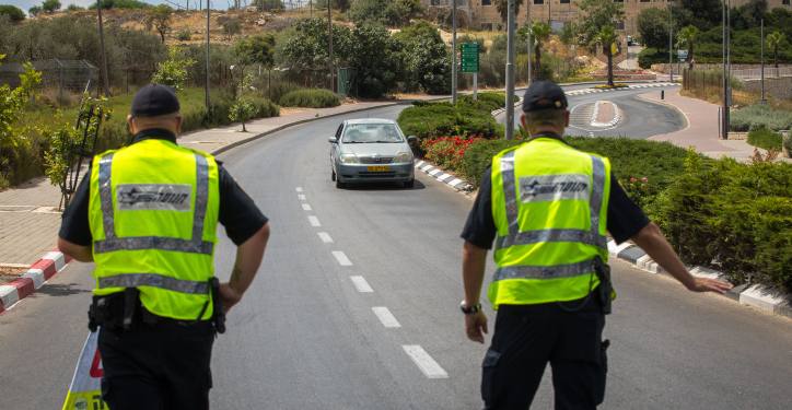 Police put up roadblocks in the ultra orthodox Jewish town of Beitar Illit outside of Jerusalem, which is under a week-long lockdown due to the high numers of newly infected with the Coronavirus, July 9, 2020. Photo by Nati Shohat/Flash90 *** Local Caption *** ???
?????
???? ????
??????
??????
???????
???
?????