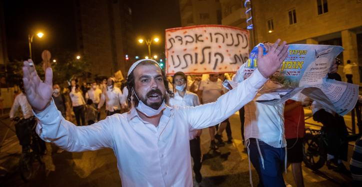 Ultra orthodox Jews from the chassidic Breslev sect protest against PM Benjamin Netanyahu, demanding a solution which would allow them to fly to Uman. August 29, 2020. Photo by Yonatan Sindel/Flash90 *** Local Caption *** ?????
?????
?????
??? ????
????