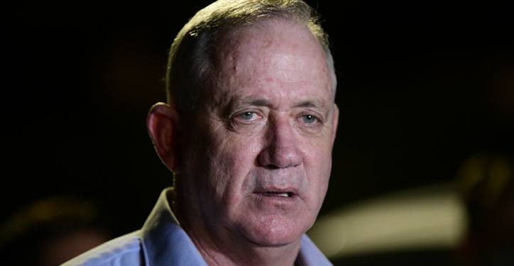 Alternate Prime Minister and Minister of Defense Benny Gantz speaks to the media outside his home, during a protest of Israeli workers from the culture and art industry in Rosh Haayin, on August 9, 2020. Photo by Tomer Neuberg/Flash90 *** Local Caption *** ???
?????
???????
???
???
??? ???
?? ???????