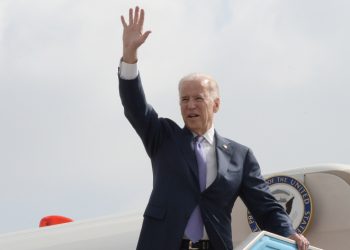 United States Vice President Joe Biden seen waving as he boards his plane after after 2 days visit to Israel and the Palestinian Territories. Photo by Matty Stern/US Embassy of Tel Aviv ***US EMBASSY TEL AVIV HANDOUT EDITORIAL USE ONLY/NO SALES*** *** Local Caption *** ?'? ?????
??? ???? ????? ?????
?????
??? ?????
????