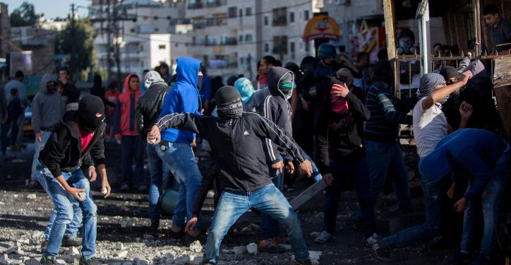Palestinian youths throw stones during clashes with Israeli Border Police in the Shuafat Refugee Camp, in Jerusalem, following Friday prayers on November 7, 2014. Sporadic clashes continued over access to Jerusalem's al-Aqsa Mosque in the Old City with Border Police shooting tear gas and some rubber bullets to quell Palestinian youths from throwing stones. Photo by Yonatan Sindel/Flash90 *** Local Caption *** ????? ?????
???????
????
????? ?????
?????
??????
????????