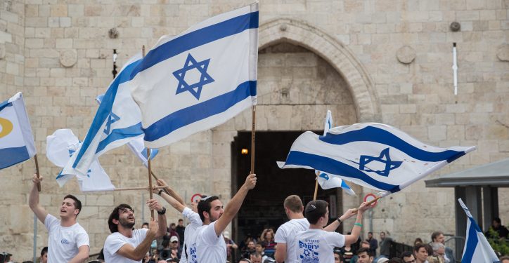 Thousands of Jewish wave the Israeli flags as they celebrate Jerusalem Day by dancing through Damascus Gate on their way to the Western Wall. Jerusalem Day celebrations mark the 51th anniversary of its capture of Arab east Jerusalem in the Six Day War of 1967. May 13, 2018. Photo by Yonatan Sindel/Flash90 *** Local Caption *** ??? ???????
?????? 
??? ????? 
????? 
????
?????
??? ???