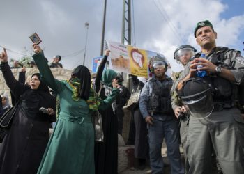 Israeli police officers guard as Palestinian women take part in a protest after authorities restricted access to the compound known to Muslims as Noble Sanctuary and to Jews as Temple Mount outside Jerusalem's Old City on October 15, 2014. Photo by Yonatan Sindel/Flash90 *** Local Caption *** ????
?????
?????
?? ????
???? ??????
???????
??????
???????
?????????
????????
????