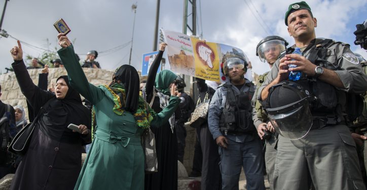Israeli police officers guard as Palestinian women take part in a protest after authorities restricted access to the compound known to Muslims as Noble Sanctuary and to Jews as Temple Mount outside Jerusalem's Old City on October 15, 2014. Photo by Yonatan Sindel/Flash90 *** Local Caption *** ????
?????
?????
?? ????
???? ??????
???????
??????
???????
?????????
????????
????