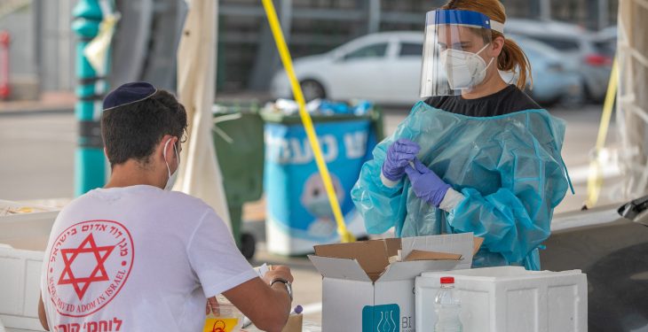 Health care workers take test samples of Israelis in a drive through complex to check if they have been infected with the Covid-19, in Ramla, on April 18, 2021. Photo by Yossi Aloni/Flash90 *** Local Caption *** ????? ?????? ???? 
????
?????
???
??? ???
????