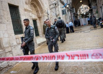 Police officers at the scene of a shooting and stabbing attack in Jerusalem's Old City on November 21, 2021. Photo by Yonatan Sindel/Flash90 *** Local Caption *** ?????
???????
?????
????
???? ????
????
?????