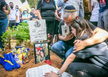 Family and friends  of Sgt. First Class Amit Ben-Ygal
cover his  grave with earth after it was desecrate by a person, at the cemetery in Be'er Ya'akov, May 12, 2020. Photo by Flash90 *** Local Caption ***  ???? ?? ????
????
????
???
?????
??????
?????
??????
??? ?????
??????