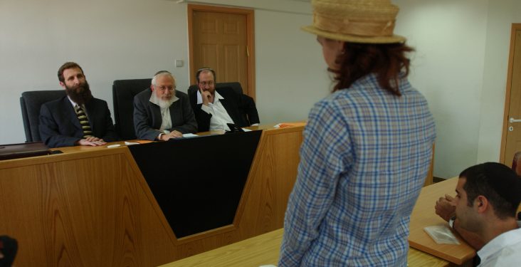 **FILE2003**
A women converts to Judiasm that was done at the Rabinic Court in Jerusalem on July 21, 2003. Photo by Flash 90 
 *** Local Caption *** ?????? 
??? ??? ????
????
????
?????
????
????
??? ???
?????
?????