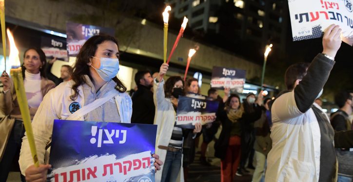 Medical interns demonstrate for better work conditions in Tel Aviv, on February 12, 2022. Photo by Tomer Neuberg/Flash90 *** Local Caption *** ?????
??????
?????
??????
????????
?????
???
?????
?? ????