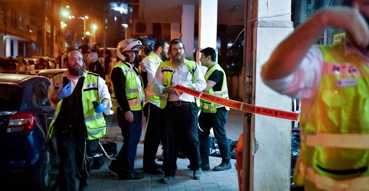 Israeli police officers and rescue forces are seen at the scene of a shooting attack in Bnei Brak, March 29, 2022. Photo by Avshalom Sassoni/Flash90 *** Local Caption *** ??? ???
?????
?????
????? ????
???
???
????
??????
??????
????
??????