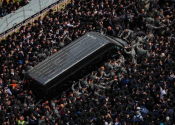 Ultra-Orthodox Jews attend the funeral ceremony of Rabbi Chaim Kanievsky at the cemetery in the city of Bnei Brak, on March 20, 2022. Photo by Yonatan Sindel/Flash90 *** Local Caption *** ?? ???? ???????? 
??? ???????? ?? ??? ???? ???????? ???? ?????? ???? ??? ???