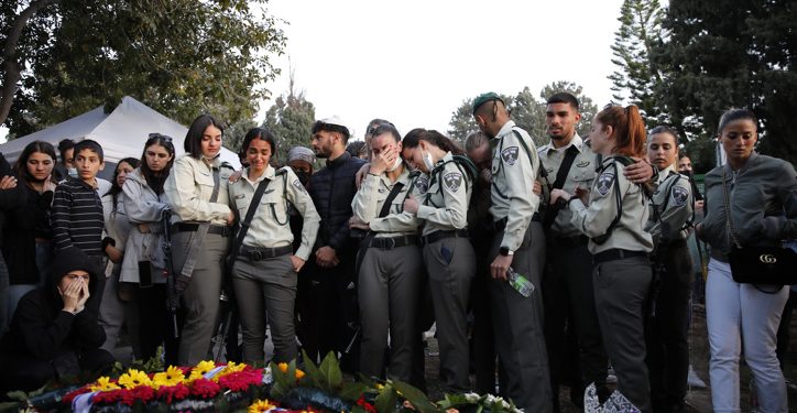 Mourners near the fresh grave of Israeli border police officer Shirel Abukarat , who was murdered at yesterday terror attack in Hadera, at the cemetery in Netanya, March 28, 2022. Photo by Shir Torem/Flash90 *** Local Caption *** ????
?????
??????
?????
??????
????? ??????
?????
??"?
???? ?????