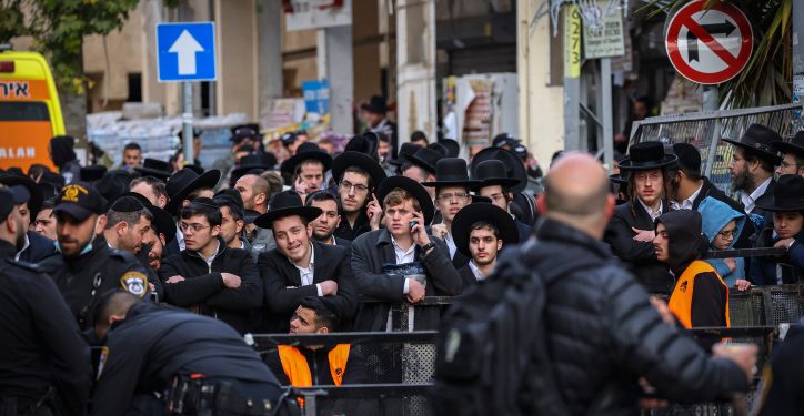 Ultra Orthodox jewish men pray and wait as they gather outside the home of Rabbi Chaim Kanievsky who passed away, in the city of Bnei Brak, on March 20, 2022. Photo by Yonatan Sindel/ Flash90 *** Local Caption *** ?? ???? ???????? 
 ?????? 
?????
????
???
????
???