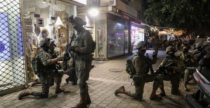 Israeli soldiers search at the scene of a terror attack on Dizengoff street, central Tel Aviv. 2 people were killed and several more injured in the attack, April 7, 2022. Photo by Noam Revkin Fenton/Flash90 *** Local Caption *** ?????
?? ????
???
???????