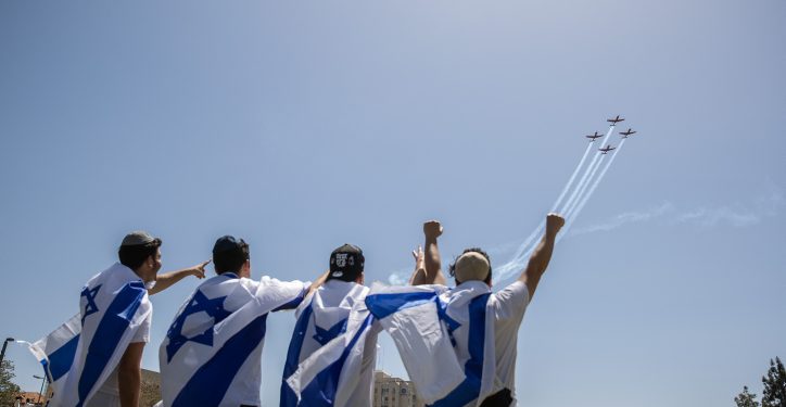 People watch the military airshow during Israel's 73d Independence Day celebrations in Saker Park in Jerusalem, April 15, 2021. Photo by Yonatan Sindel/Flash90 *** Local Caption *** ???
??????
??? ???????
?? ????
???
??
?????
???