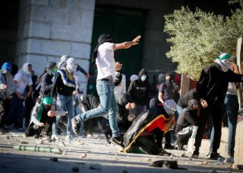 Palestinian protesters hurl stones towards Israeli security forces during clashes on the holy month of Ramadan at the Al-Aqsa mosque compound in Jerusalem's Old City on April 15, 2022. Photo by Jamal Awad/Flash90 *** Local Caption *** ????????
??????
????? ????
?????
????? ???
???????
?????
???????
?? ????
?? ????
???? ???
??? ?????
???????
?????
????
???????