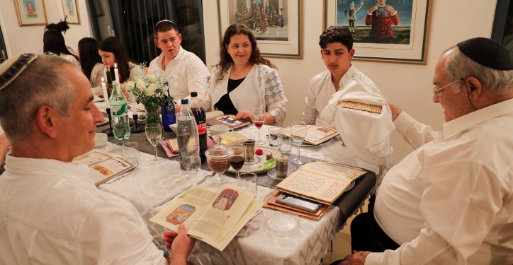 A family seen during the "passover seder" on the first night of the 8-day long Jewish holiday of Passover, in Tzur Hadassah, April 8, 2020. Photo by Nati Shohat/Flash90 *** Local Caption *** ??? ???
??
?????
?????
??? ????
??????
??????
????
??? ??
??? ????