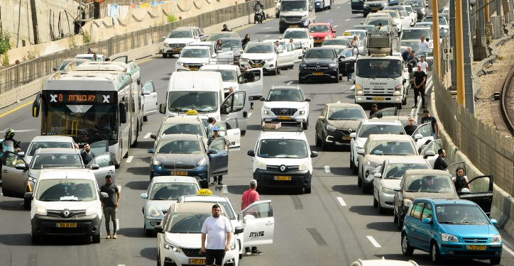 People stand still on the Ayalon highway in Tel Aviv as a two-minute siren is sounded across Israel to mark Holocaust Remembrance Day on April 28, 2022. Today marks the annual memorial day commemorating the six million Jews killed by the Nazis in the Holocaust during World War Two. Photo by Avshalom Sassoni/Flash90 *** Local Caption *** ????? ??? ?????  
?????
??????
?? ????
????
?????
???
??? ?????
?????
????

?????