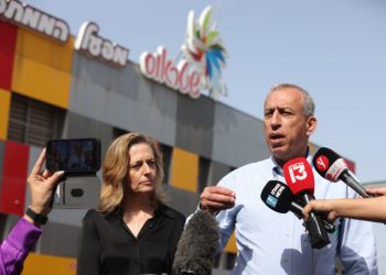 Ministry of Health CEO Nachman Shai and DSr SHaron Elrai-Price arrive to a visit at the Strauss Elit candy factory in Nazareth, Northern Israel, after salmonella was found in a few of their products. APril 28, 2022. Photo by David Cohen/FLASH90 *** Local Caption *** ??????
??????
????
