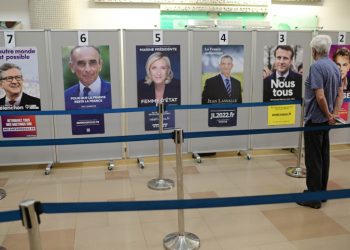 French nationals arrive to cast their vote in the first round of the French presidential election, at a polling station in Tel Aviv, April 10, 2022. Photo by Tomer Neuberg/Flash90 *** Local Caption *** 
??????
 ?????? 
???? 
?????? ???? 
????? ?????