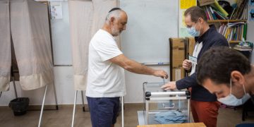 French nationals living in Israel cast their ballot at a polling station in Jerusalem on April 24, 2022, for the second round of French presidential elections. Photo by Yonatan Sindel/Flash90

 *** Local Caption *** ??????
??????
??????
 ?????? 
???? 
?????? ???? 
????? ???
???????