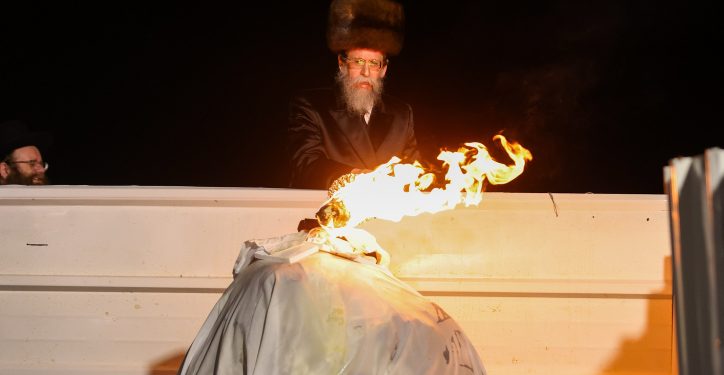 Grand Rabbi of Boyan (Hasidic dynasty) lights the bonfire, during Lag Baomer celebrations, in Meron, on May 18, 2022. Photo by David Cohen/Flash90 *** Local Caption *** ????
??????
?????
???
?????? ?????
????"?
?????
??? ?????
????
?????
??