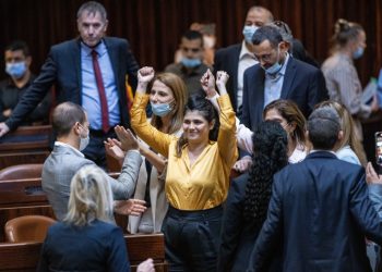 MK Sharren Haskel with coalition parliament members after a vote on a law proposing reforms regulating medical marijuana in the assembly hall of the Israeli parliament, in Jerusalem, on October13, 2021. Photo by Yonatan Sindel/Flash90 *** Local Caption *** ?????
????
??? ????
????? ????
???
??????
????????