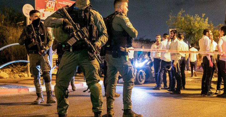 Israeli security forces guard at the scene of a terror attack, in Elad, May 5, 2022. Photo by Yossi Aloni/Flash90 *** Local Caption *** ????
???
?????
????
????
????
????
?????
?????