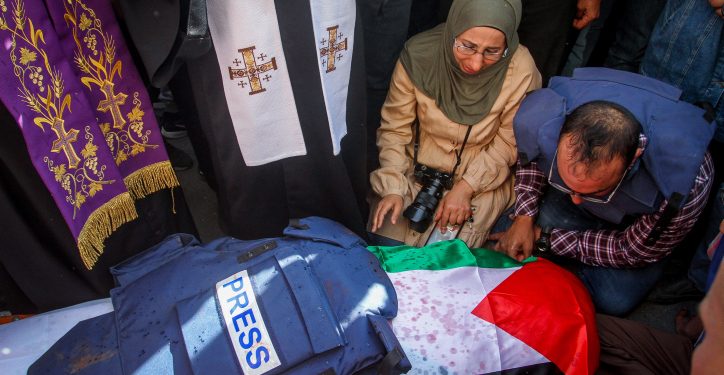 Mourners carry the body of Al Jazeera journalist Shireen Abu Aqleh who was killed during a raid of Israeli security forces earlier today, in the West Bank city of Jenin, May 11, 2022. Photo by Nasser Ishtayeh/Flash90 *** Local Caption *** ????????
??? 
?????
??????
??????
????
?????
??????
??????
?'???
????
?????
??????
??????
??????
????????
?????
????? ???-????