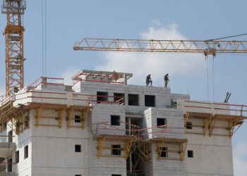 Construction workers are working on the roof of a building in a construction site of a new residential neighborhood in Kfar-Yona at the Sharon area, on August 08, 2019. Photo by Gili Yaari / Flash90 *** Local Caption *** ??? ?????
????? ??????
??? ??????
??? ?????
????? ????
??? ????
????? ????
???? ???"?
?????? ????
??? ?????
???? ?????
????? ?????
????? ?????
?????? ??????
????? ?????