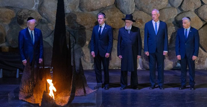 US president Joe Biden rinkils the eternal flame during a ceremony at the Hall of Remembrance, at the Yad Vashem Holocaust memorial in Jerusalem on July 13, 2022, on Joe Biden first official visit to Israel since becoming US president. Photo by Olivier Fitoussi/Flash90 *** Local Caption *** ????? ?????
???? 
???"?
????
??????
?'? ?????
?? ???
?????
????
???