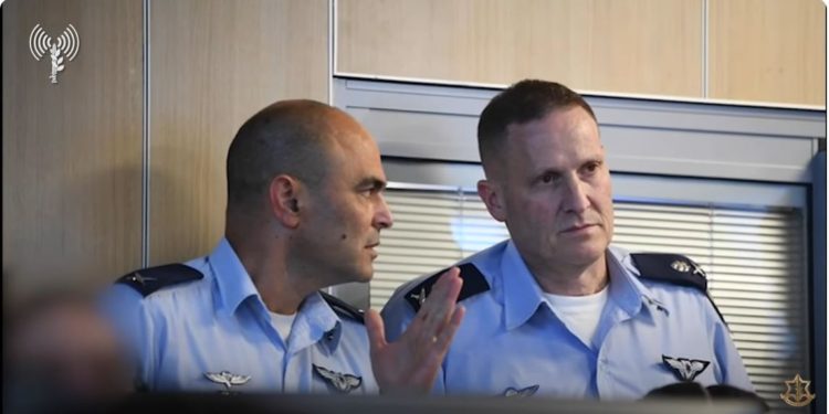 A droite: le général Tomer Bar, commandant de l'armée de l'air. Photo: Capture d'écran vidéo porte-parole Tsahal